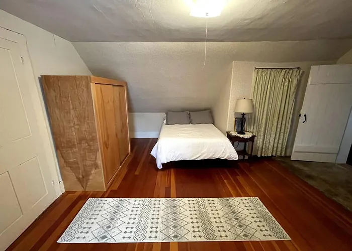 Cute 6-Bedroom Getaway In The Heart Of Littleton
