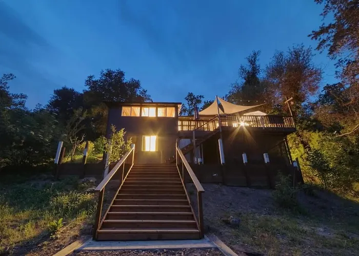 Riverfront Getaway With Wine Tastings Included