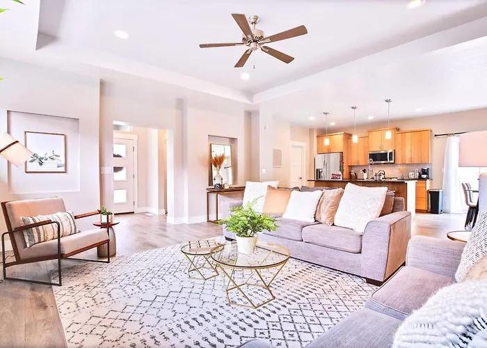 Top Rated Meridian Retreat - Spotless & Spacious - Prime Central Location
