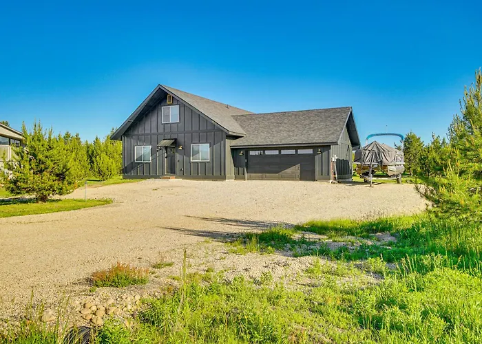 Family-Friendly Donnelly Home W/ Private Hot Tub!