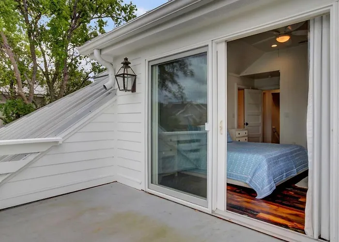 1307 Cove Avenue By Avantstay