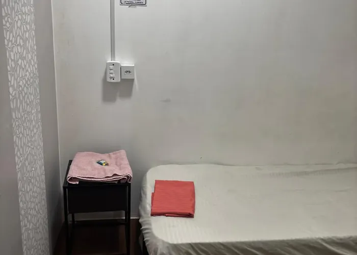 Quarto rosa em frente moradia unicamp
