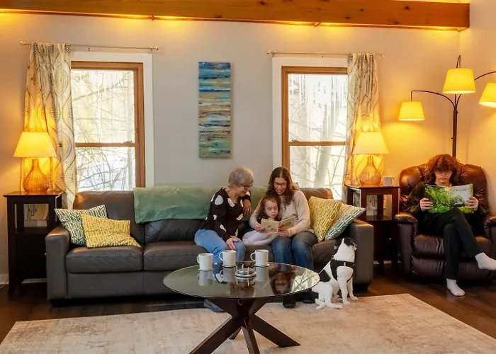 Scandia- Secluded Home, Walk To Marina, Game Room & Hot Tub