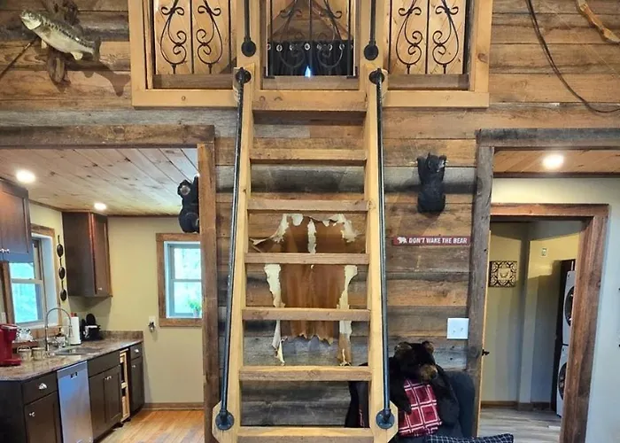 Couples Getaway Cabin With A Loft Bed - Firepit - Creek Access