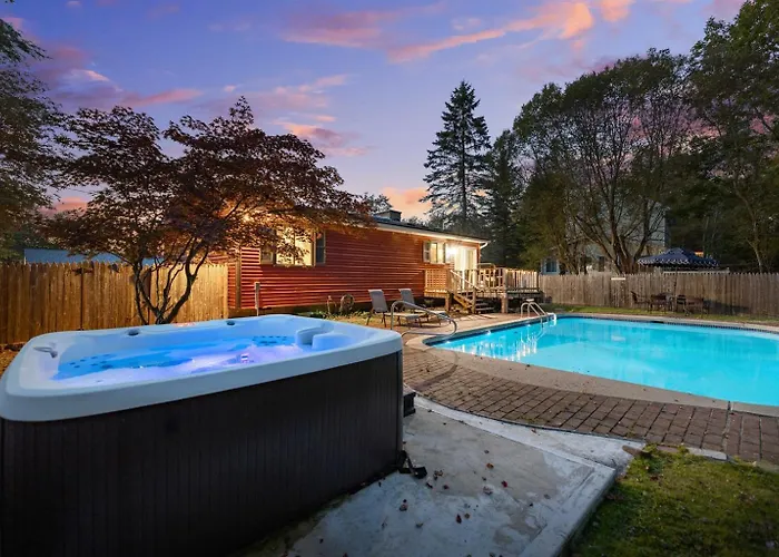 Lakeview Escape Hot Tub, Pool & Family Memories