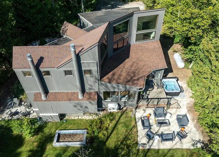 Wooded Wonder- Cozy Retreat, Hot Tub, Fire Pit, Game Room & Dogs!