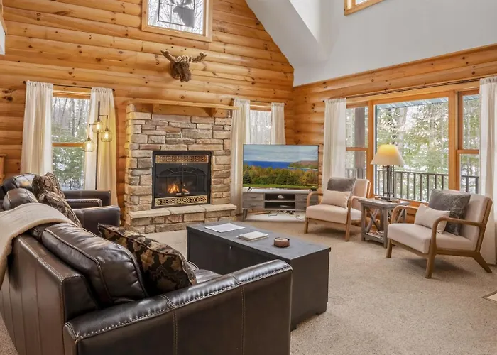 Sleepy Moose- Cozy Cabin In Sister Bay, Hot Tub, Fire Pit, Dogs!