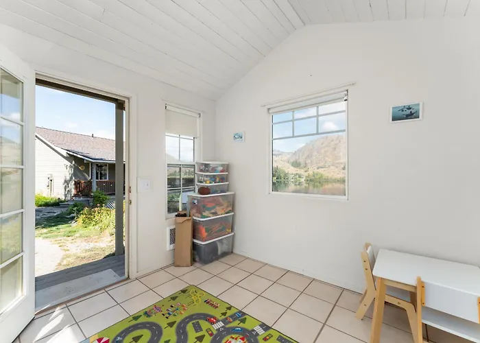 Lakefront Cottage - Hot Tub - Private Dock - Near Chelan