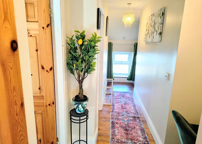 Comfy Bedroom And Private Bathroom On The Top Floor Of A Home Stay -10 Mins Walk To The Center - Off Street Parking