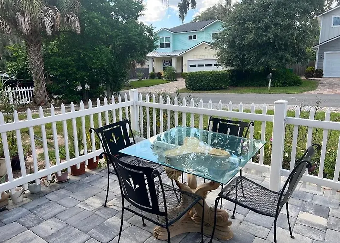 Coastal Escape Walkable, Cozy Pet-Friendly