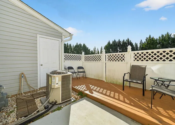 Executive & Luxury 2-Bedroom Townhouse With Pool