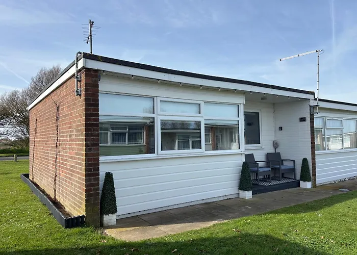 169 - Two Bed Chalet On Sunbeach Holiday Park - Sleeps 5, Pet Friendly, Free Pool And Entertainment Passes Included - Plus Wifi, Bed Linen And Towels Included 300M From The Beach!