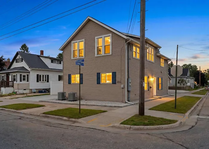 Sleeps 6 Near Neshotah Beach And Lake Michigan