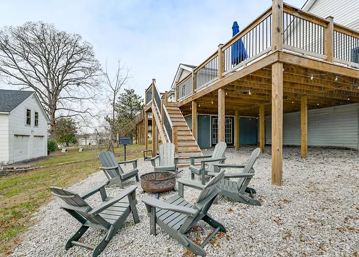 Lake Days & Fireside Nights! Updated Burnside Home