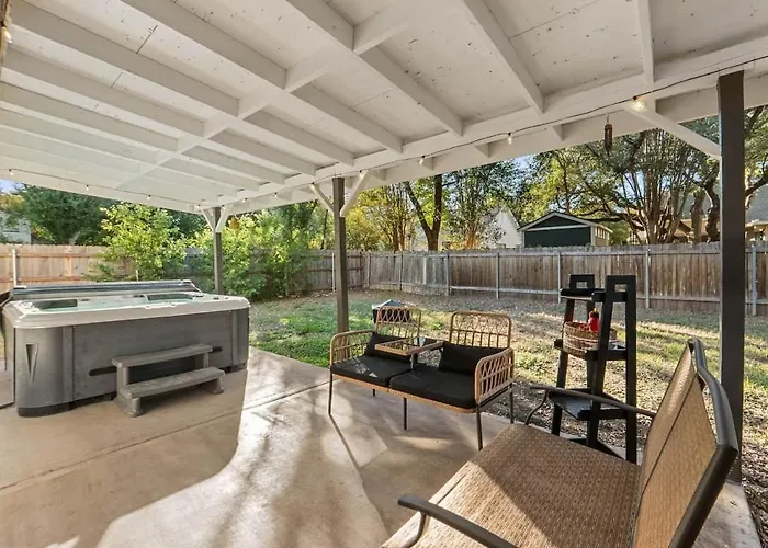 Spacious Home + Hot Tub + Fire Pit + Play Loft