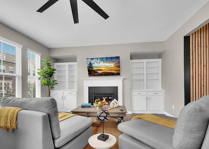 Modern 2Br Townhome | King Beds | Near Mall Ga