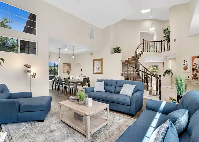 Upscale Family & Group Friendly Spacious Home