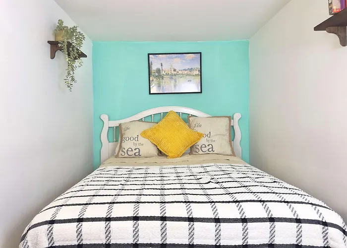 Spacious 1 Bd + 1 Den Near Marina And Canal