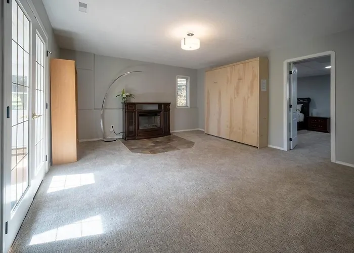 Spacious Vernon Retreat With Game Room, Bbq Patio And Turf Yard