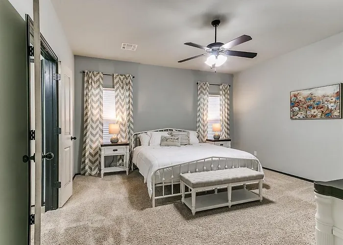 Spacious Deer Creek Home With Study And Yard