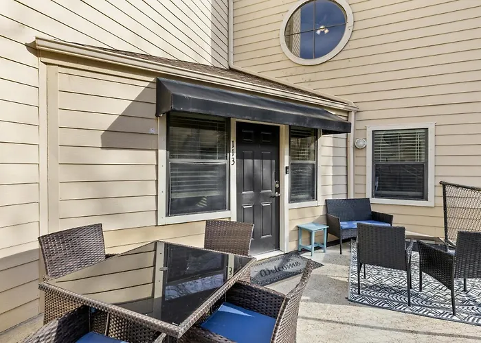 Elegant Lakefront Condo Showcasing Spectacular Views.