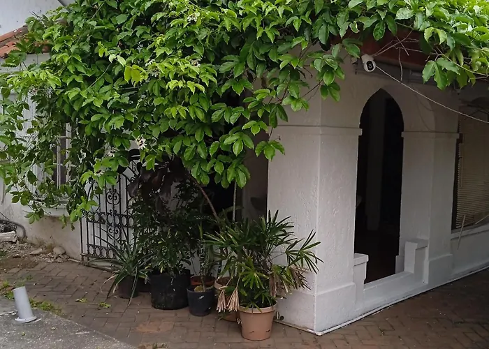 Hostal la mansión be House