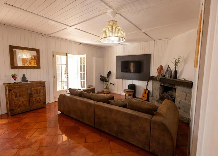 Casa Feia Hostel