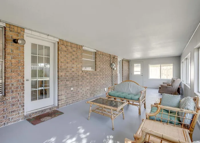 Near Trails & Dtwn Springdale! Dog-Friendly Home