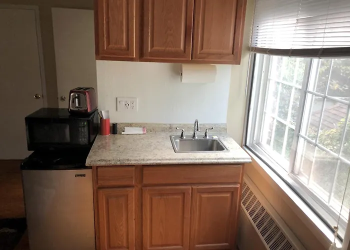 Quiet Way E Side Private 25X30' Loft Great Value 1Qb 1Ba Kitchenette