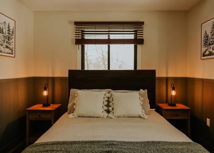 Fox Hollow Retreat | Sleeps 11 |Family Friendly