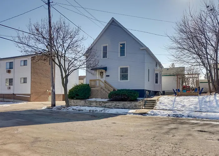 Walk To Kinnickinnic Ave! Newly Updated Abode