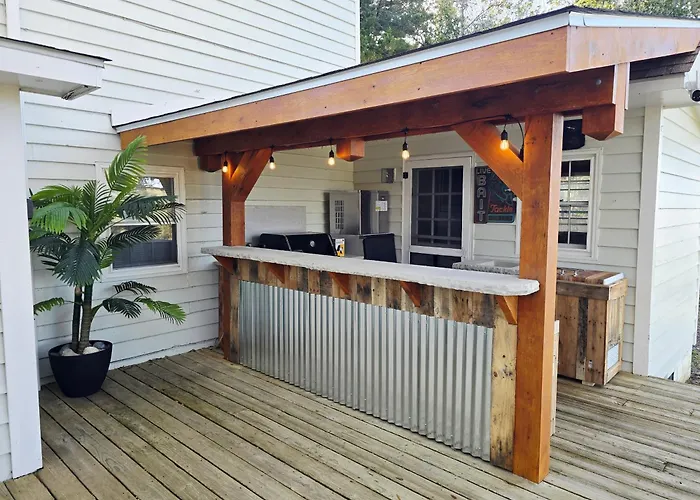 Historic Old Oak Cottage-Great Water Views!