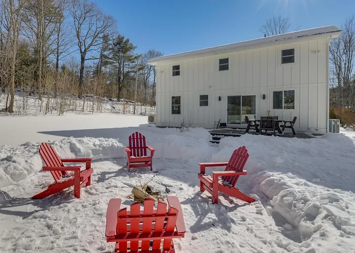 Bradford Group Getaway! Cabin W/ Deck & Fire Pit