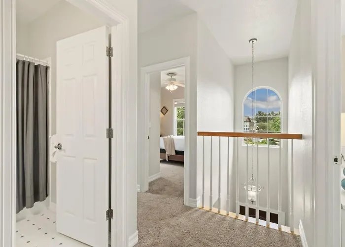 Cozy Family Home With Game Room And Big Yard