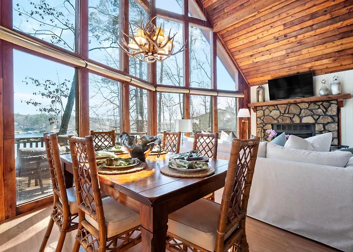 Chalet On Smith Lake - Perfect Lakeside Retreat!