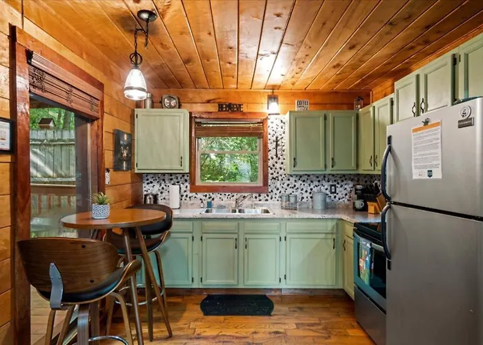 Romantic Hideaway- Pet Friendly, Hot Tub, Firepit
