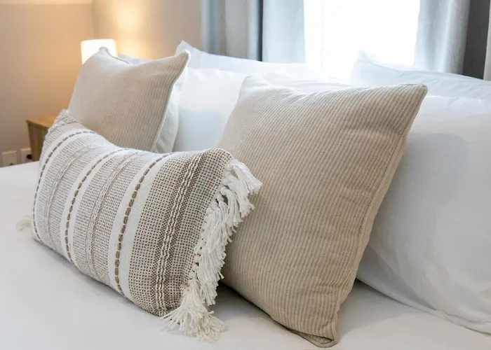 New Modern Coastal Stay - Private Beach Access
