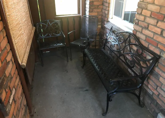 Quiet Way E Side Private 25X30' Loft Great Value 1Qb 1Ba Kitchenette