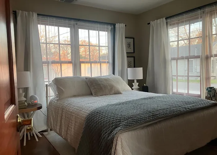 Welcoming 2-Bedroom House Near Historic Downtown Seguin