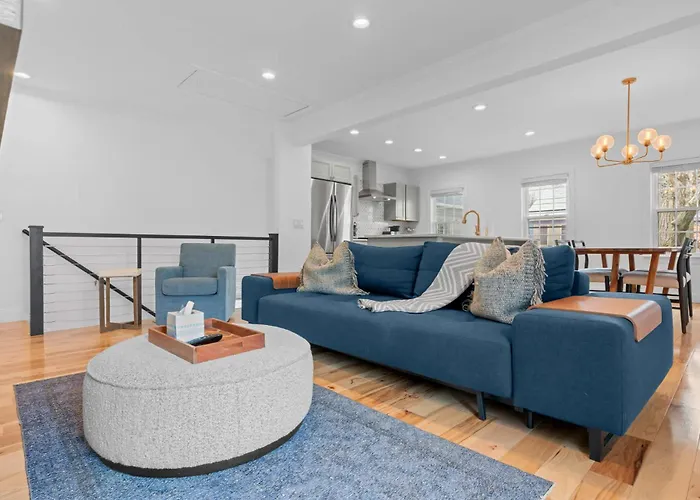 Downtown Flat - Walk To Dining & Shops - Sleeps 4