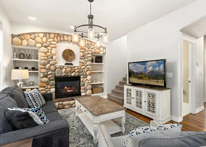 Cozy Family Home With Game Room And Big Yard