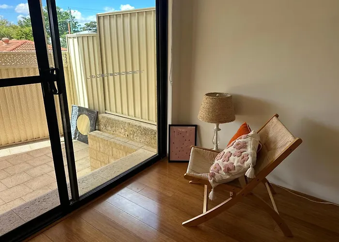 Sunlit Minimal Aircon Room Bayswater Central City & Airport 10Min Shared House