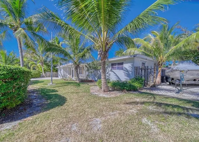 Tropical Poolhome Walk To Shops Near Beach