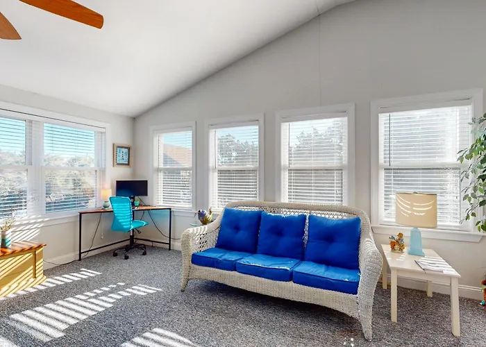 Fo10 Island Home With A Shared Pool, Open Layout, Balcony, & Ac - Dog-Friendly
