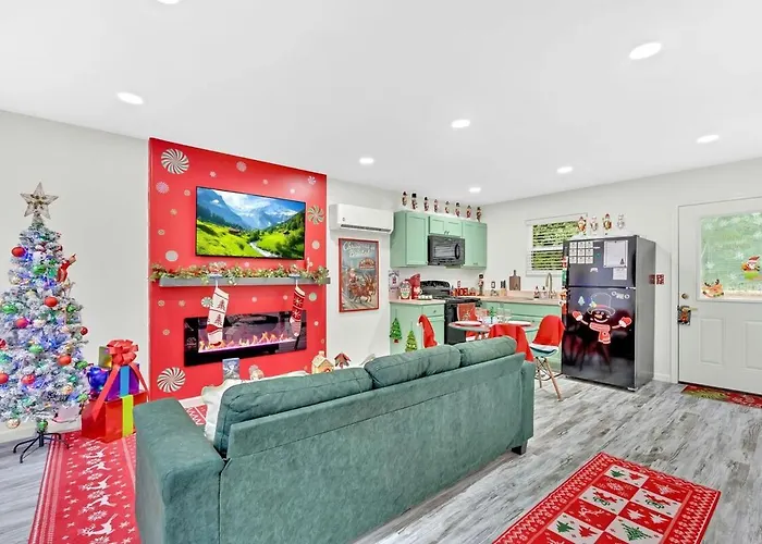 Christmas Themed Getaway In Bristol Hot Tub