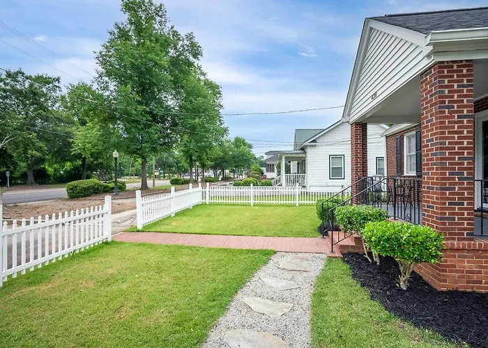Quaint House, King Bed 2Min From Down Town