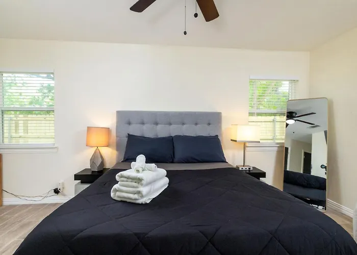 Walk To Marina Park - Sleeps 8 - Near Stockyard