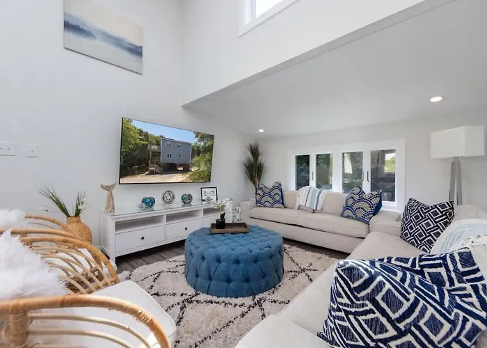 7 Min Walk To The Beach - Completely Renovated