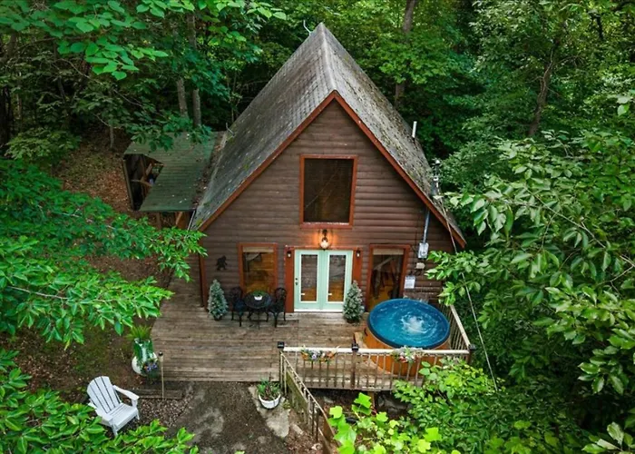 Romantic Hideaway- Pet Friendly, Hot Tub, Firepit