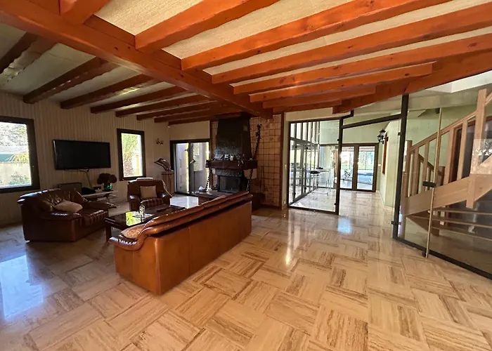 Villa avec piscine intérieur 30 degrés et parc privé au bord de mer à 3 minutes